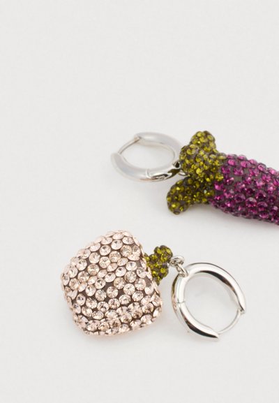 Dois pingentes para chaveiro: uma campainha coberta de cristais cor-de-rosa e uma uva de cristais roxos e verdes. Ambos apresentam ferragens de metal prateado.