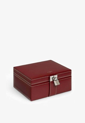 Boîte en cuir rouge à la texture lisse, équipée d'une serrure en métal argenté et de coutures blanches comme accents. Forme rectangulaire avec un dessus plat.
