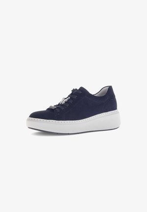 Marineblauwe suède sneaker met witte plateauzool, voorzien van vetersluiting en decoratieve hardware op de veters. Glad binnenvoering.