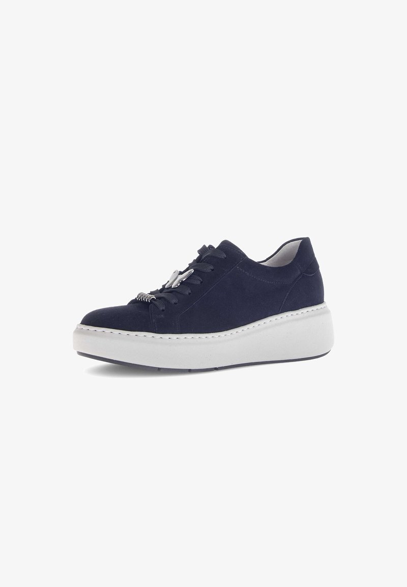Baskets en suede bleu marine avec semelle plateforme blanche, présentant un design à lacets et des accessoires décoratifs sur les lacets. Doublure intérieure lisse.