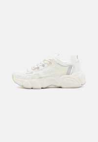 Hvite sneakers med overdel i mesh og lær, rund gummisåle, teksturerte detaljer og snøring. Merke-logo på siden.