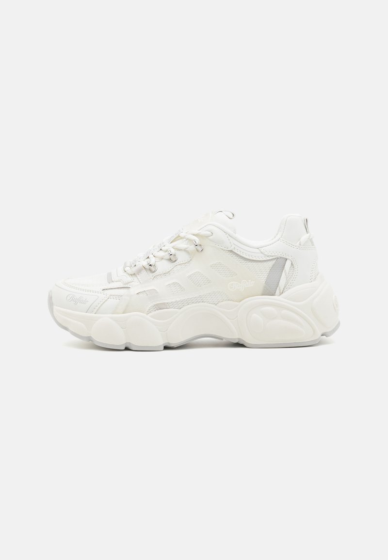 Hvite sneakers med overdel i mesh og lær, rund gummisåle, teksturerte detaljer og snøring. Merke-logo på siden.