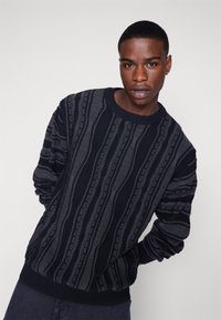 Redefined Rebel TETON REGULAR FIT - Striktrøje - black grey