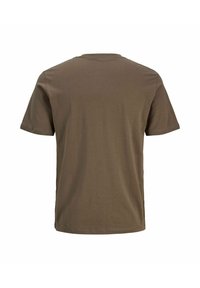 Camiseta de algodón marrón de manga corta vista desde atrás sobre un fondo blanco.