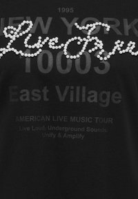 Sort stof med teksten "1995 NEW YORK 10003 East Village AMERICAN LIVE MUSIC TOUR" og "Love You" skrevet med hvide perleperler.