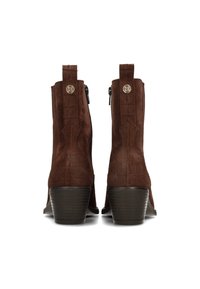 Botines de ante marrón con un bajo tacón apilado, cremalleras laterales y costuras decorativas en la parte trasera para un detalle adicional.