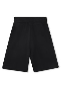 Shorts noirs avec une taille élastique, fabriqués à partir d'un tissu léger et lisse. Présente un design simple et sans ornements, avec une coupe droite.