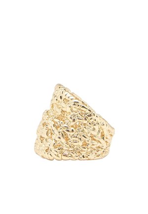 Bague texturée en or avec un design de surface irrégulier et froissé, présentée sur un fond blanc.