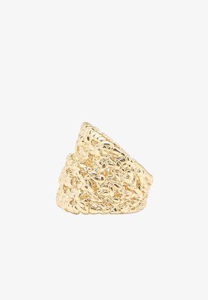 Bague texturée en or avec un design de surface irrégulier et froissé, présentée sur un fond blanc.