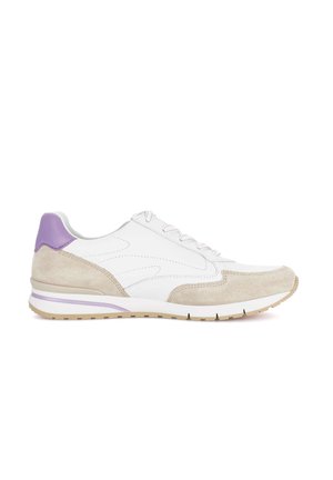 Witte en beige sneaker met lavendelkleurig hielaccent, suède overlays op teen en hiel, vetersluiting en platte rubberen zool.