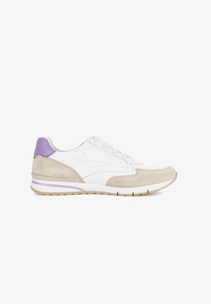 Witte en beige sneaker met lavendelkleurig hielaccent, suède overlays op teen en hiel, vetersluiting en platte rubberen zool.