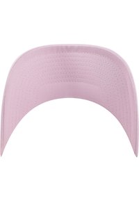 Cappellino visiera di colore rosa chiaro realizzato in tessuto texturizzato. Presenta una visiera ampia e curva con cuciture decorative e una finitura liscia e di colore uniforme.