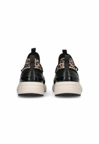 Sneakers neri e beige con tomaia a stampa leopardata, dettagli neri lisci, suola chunky color crema e linguette sul retro per facilitarne l'indossamento.
