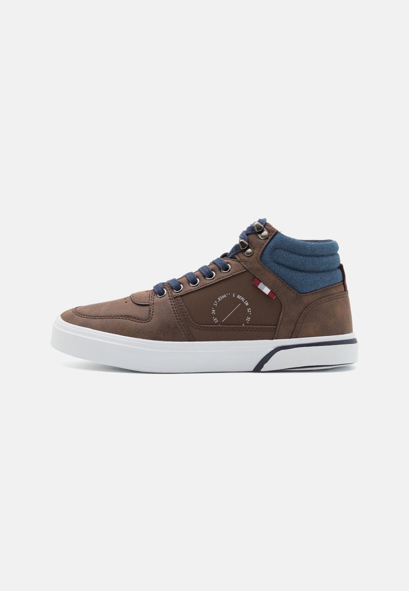 Sneaker mi-haut en cuir marron avec un col en tissu bleu, des lacets navy, une semelle blanche et des détails de logo subtils sur le côté.
