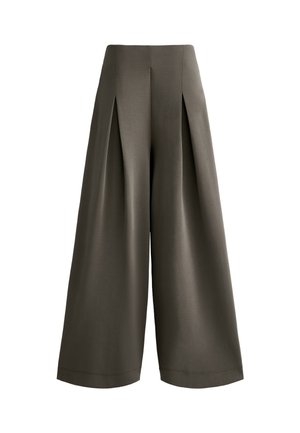 Wide-leg broek in een gedempt groene stof, met plooien bij de taille, gestructureerd ontwerp en een gladde, middelzware textuur.
