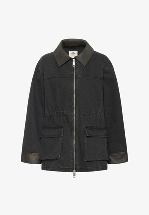 Črna denim jakna z usnjenim ovratnikom v kontrastni barvi, sprednjo zadrgo, dvema našitkoma žepov in krojem po meri. Gladek tekstura, priložnostna zasnova.