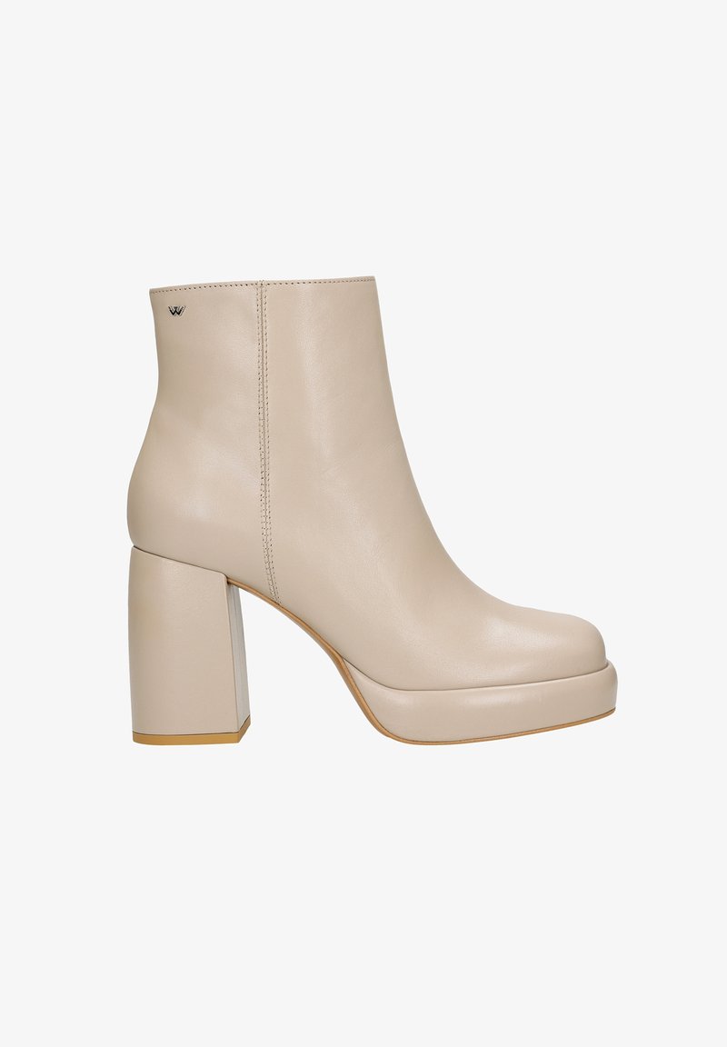 Stivale alla caviglia in pelle beige con tacco alto chunky, punta rotonda, suola platform e piccolo logo metallico vicino al bordo superiore.
