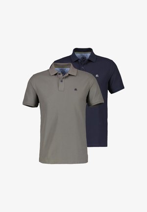 Dwie koszulki polo z krótkim rękawem, jedna w kolorze khaki, druga granatowa, każda z kołnierzykiem na guziki i małym haftowanym logo na lewej piersi.