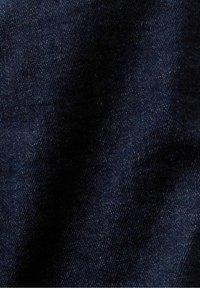 Tela de mezclilla azul oscuro con una textura suave, que presenta un ligero brillo y un sutil patrón de tejido diagonal. No hay hardware o acentos notables presentes.