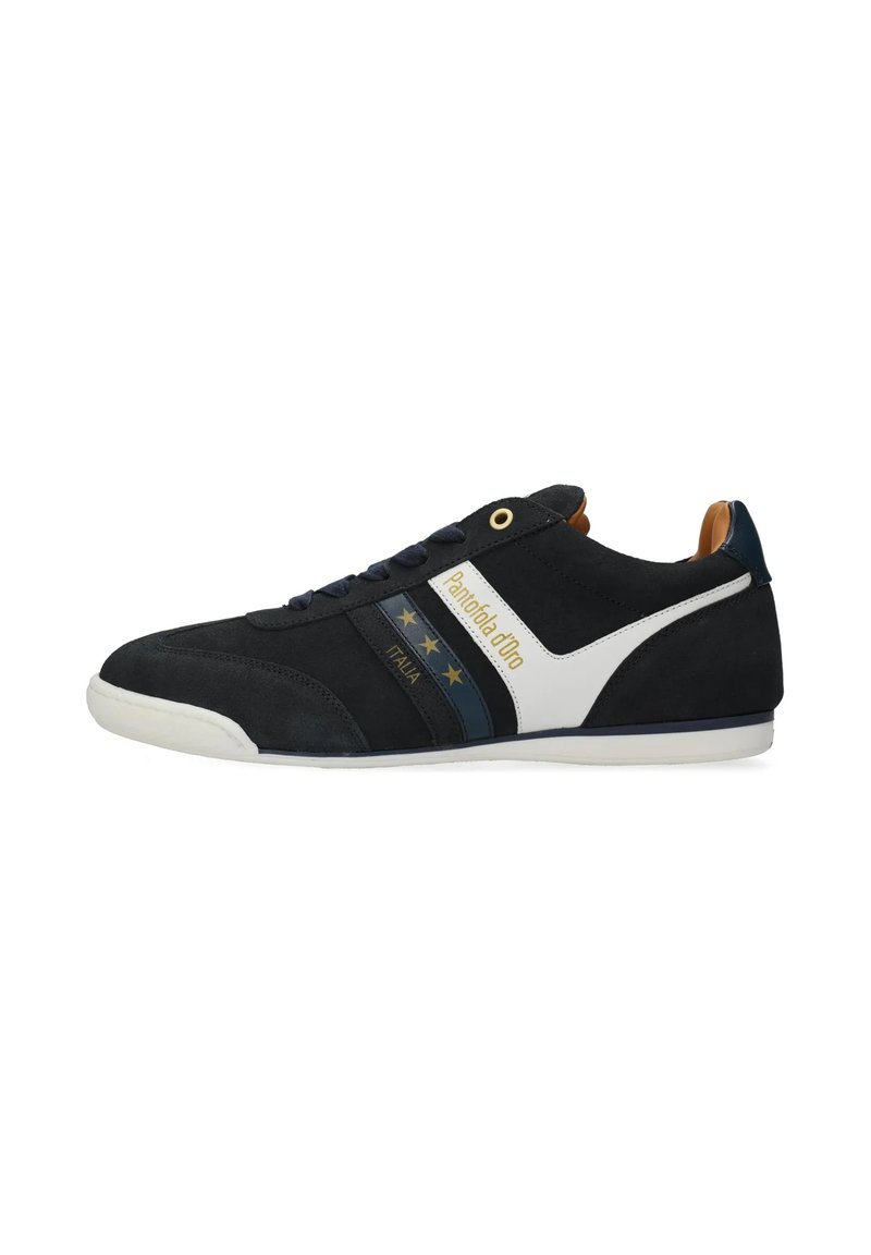 Sneaker in suede nere con accenti bianchi e blu navy, caratterizzati da un logo dorato e tre stelle di lato. Include una suola in gomma bianca.