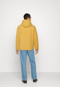 Redefined Rebel ELMER  - Casaco polar - honey mustard