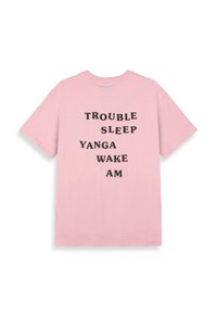 Camiseta de algodón rosa con un corte relajado, mangas cortas y un llamativo texto negro en la parte de atrás: "TROUBLE SLEEP YANGA WAKE AM."