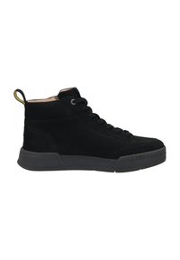 Schwarze High-Top-Sneaker aus Wildleder mit Gummisohle, ausgestattet mit schwarzen Schnürsenkeln, einem gepolsterten Schaft und einer gelben Zuglasche auf der Rückseite.
