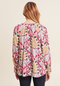 Langärmlige Bluse mit einem bunten Blumen- und Paisley-Muster in rosa, grün, blau und lila Farbtönen; leichter, fließender Stoff.