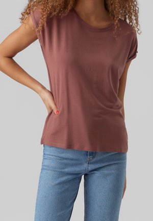 Lyhythihainen ruskea t-paita, joka on valmistettu pehmeästä puuvillasta. Siinä on pyöreä pääntie ja rento leikkaus, joka on yhdistetty vaaleansinisiin farkkuihin.