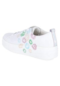 Sneaker bianco con stampa di baci colorati in rosa, blu, verde e beige. Presenta una suola piatta e un design con lacci, con un'etichetta sul tallone in tessuto.