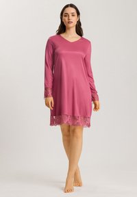 Tutina da notte rosa con scollatura a V, maniche lunghe e bordo in pizzo all'orlo. Tessuto morbido con una texture liscia. Design casual fino al ginocchio.