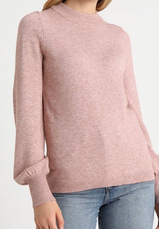 Světle růžový svetr s vysokým výstřihem, dlouhými rukávy a žebrovanými manžetami a lemem. Vyrobený z měkké, strukturované tkaniny.