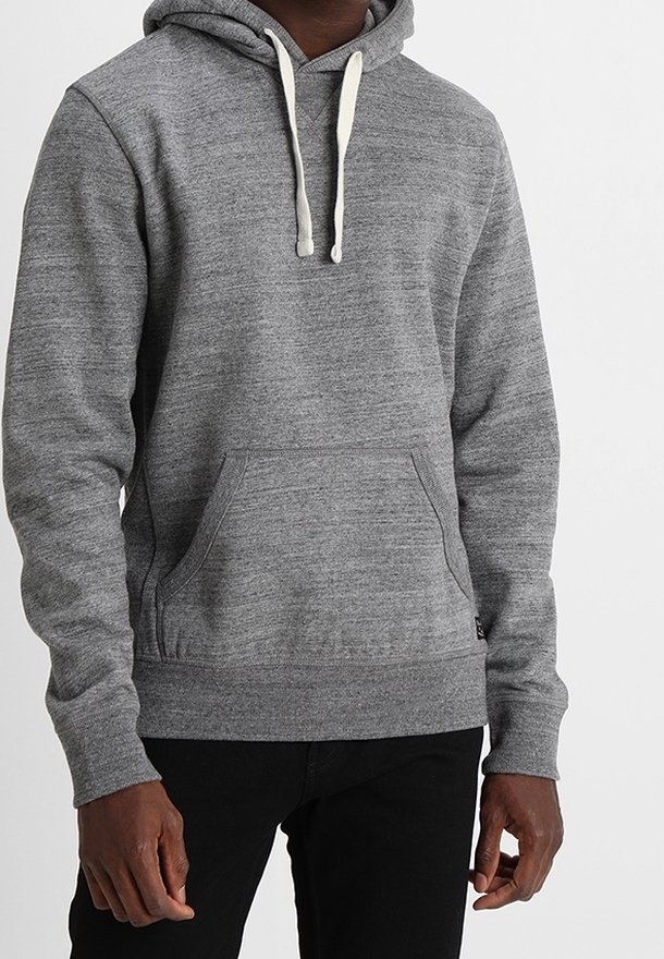 Sudadera gris con bolsillo canguro, capucha ajustable con cordón, puños y dobladillo acanalados; fabricada en un tejido suave y texturizado.