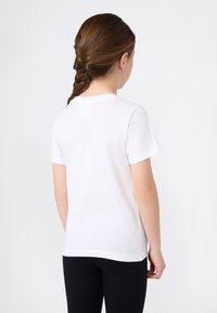 Witte katoenen t-shirt met ronde hals en korte mouwen, van achteraf getoond. Het shirt is glad en heeft een eenvoudig ontwerp.