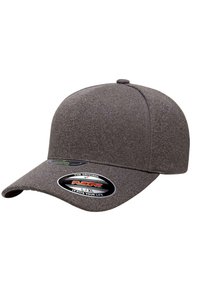 Grå Flexfit caps med buet skjerm, laget av et teksturert stoff, med svart og hvitt merkevareklistermerker på frontpanelet.