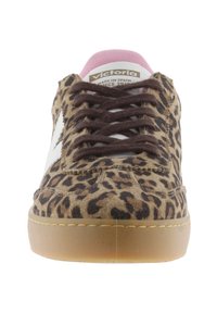 Sneaker con stampa leopardata con tomaia in suede marrone, logo laterale bianco, linguetta rosa e lacci marroni; suola in gomma con dettagli cuciti.