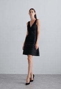 Emporio Armani VESTITO - Svetríkové šaty - nero