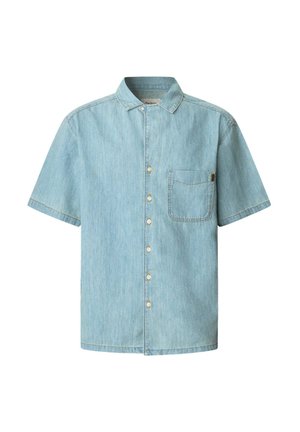 Svetla modra denim srajca s kratkimi rokavi in gumbom spredaj, s koničastim ovratnikom in enim žepom na prsih. Očitni detajli kontrastnega šivanja.