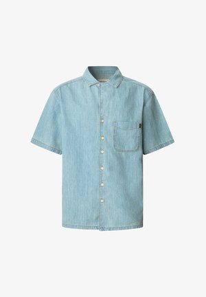 Camicia in denim azzurro chiaro a maniche corte con chiusura a bottoni, colletto a punta e una tasca sul petto. Dettagli di cucitura a contrasto visibili.