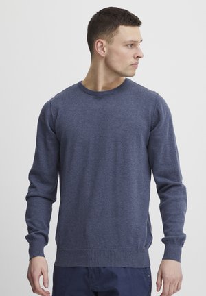 Marineblau gestrickter Pullover mit langen Ärmeln, rundem Halsausschnitt und gerippten Bündchen und Saum. Verfügt über eine glatte Textur und subtile Nähdetails.