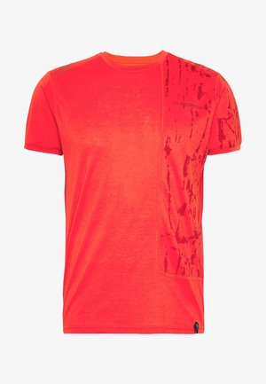 Felrood sportshirt met korte mouwen, een gestructureerd paneel en een zwart "La Sportiva" logo op het rechterborstgebied.