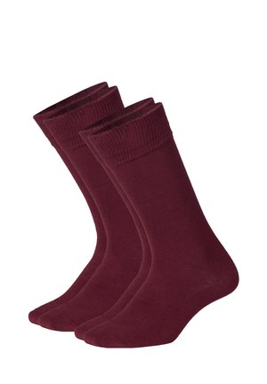 Par ensfarvede mørkerøde ankellange strømper med ribbede manchetter, vist side om side på en hvid baggrund.