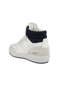 Visoke superge iz belega usnja z akcenti iz sive antilop, mornarsko teksturirano ovratnikom, zlatim logotipom in črnim gumijastim podplatom. Imajo detajle z zvezdami.