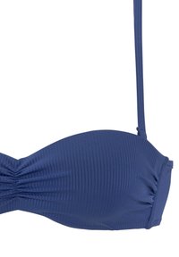 Tamsiai mėlynas bandeau tipo bikini viršus su raukšlėta tekstūra, susirinkimo detalėmis centre ir plonomis reguliuojamomis petnešėlėmis.