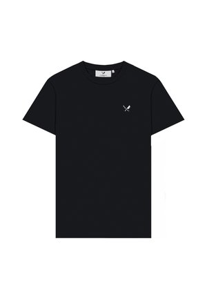 Fekete, rövid ujjú póló kis fehér, keresztezett kés és spatula logóval a bal mellkason és kerek nyakkivágással.