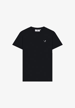 Fekete, rövid ujjú póló kis fehér, keresztezett kés és spatula logóval a bal mellkason és kerek nyakkivágással.