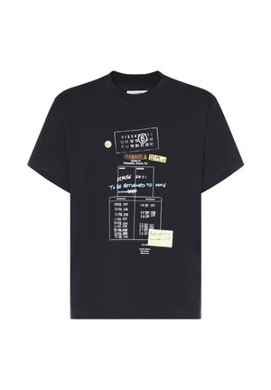 Zwart T-shirt met korte mouwen met een gedrukt ontwerp dat lijkt op een vintage bibliotheekboek-retourkaart en handgeschreven aantekeningen in wit, blauw, geel en groen.