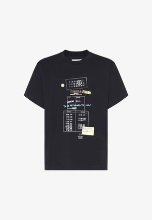 T-shirt noir à manches courtes avec un graphisme imprimé ressemblant à une carte de retour de livre de bibliothèque vintage et des notes manuscrites en blanc, bleu, jaune et vert.