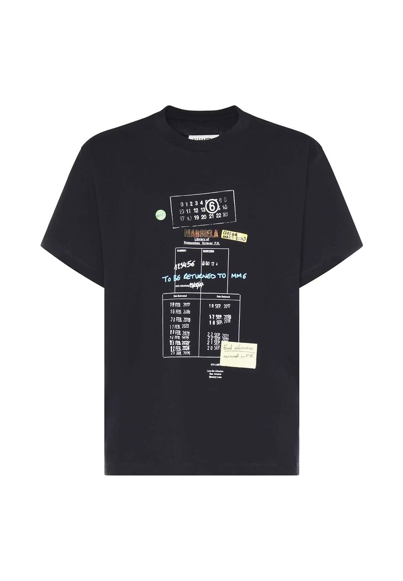 T-shirt noir à manches courtes avec un graphisme imprimé ressemblant à une carte de retour de livre de bibliothèque vintage et des notes manuscrites en blanc, bleu, jaune et vert.