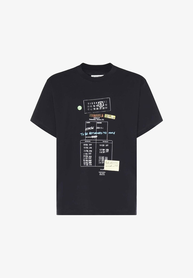 T-shirt noir à manches courtes avec un graphisme imprimé ressemblant à une carte de retour de livre de bibliothèque vintage et des notes manuscrites en blanc, bleu, jaune et vert.